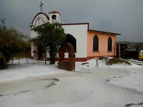La granizada atípica cubrió de hielo caminos, calles y campos de cultivo en cinco municipios que fueron los más afectados. 