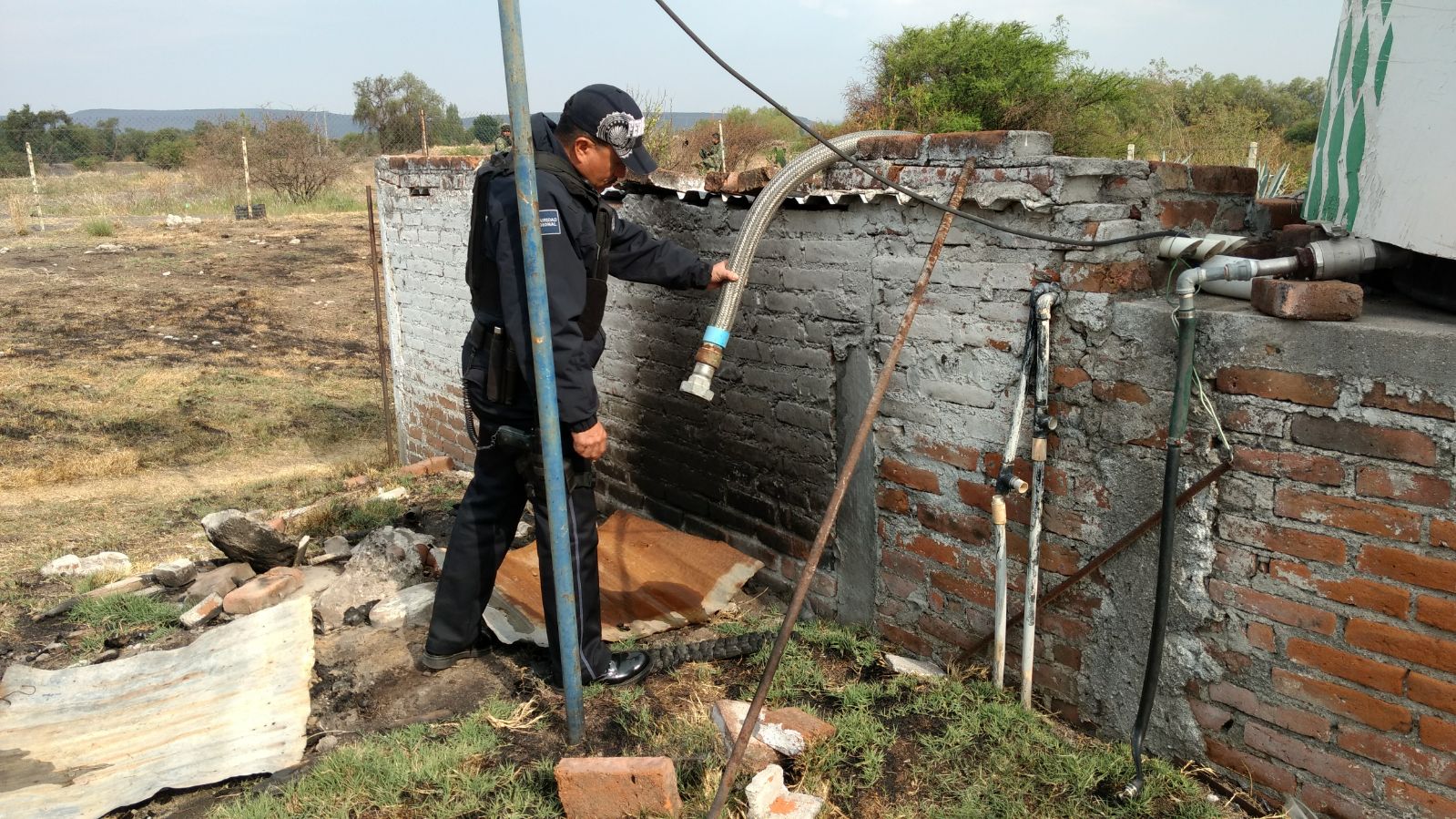 Fueron halladas también diversas mangueras y materiales de extracción y almacenamiento de material líquido.