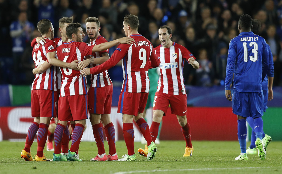 Jugadores del Atlético festejan el empate