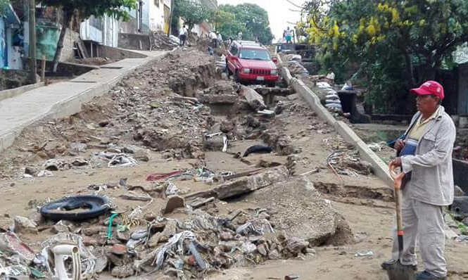 La lluvia dañó el pavimento de las calles de Rodríguez Malpica y Pedro Infante.
