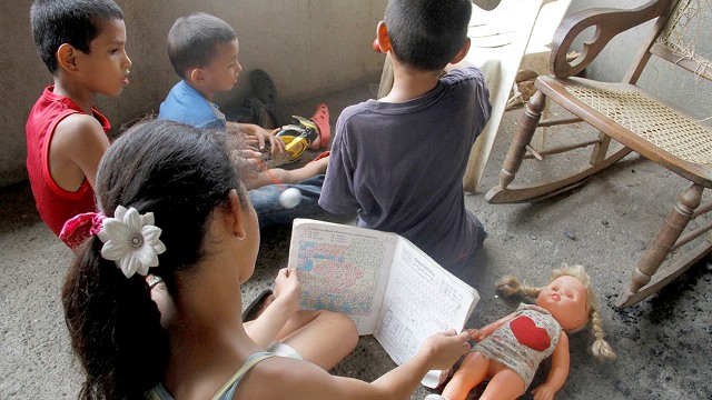 Niños huérfanos por causa de la violencia. 