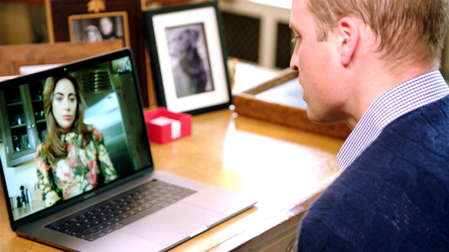 El príncipe Guillermo de Inglaterra, en chat con la cantante Lady Gaga.