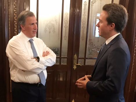 El secretario de Hacienda, José Antonio Meade y el gobernador de Chiapas, Manuel Velasco, durante su encuentro en la Ciudad de México. 