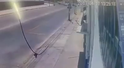 Un video muestra cómo la camioneta iba a gran velocidad. 