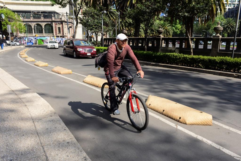 En la Ciudad de México, la ciclovía cuenta con 25 rutas y dos cruces seguros, que suman un total de 170.11 kilómetros de recorrido.
