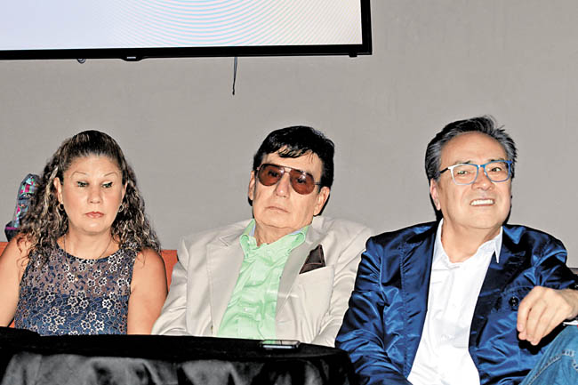 Con Cristal y Yoshio (a la derecha) anunció su actuación en el "show". 