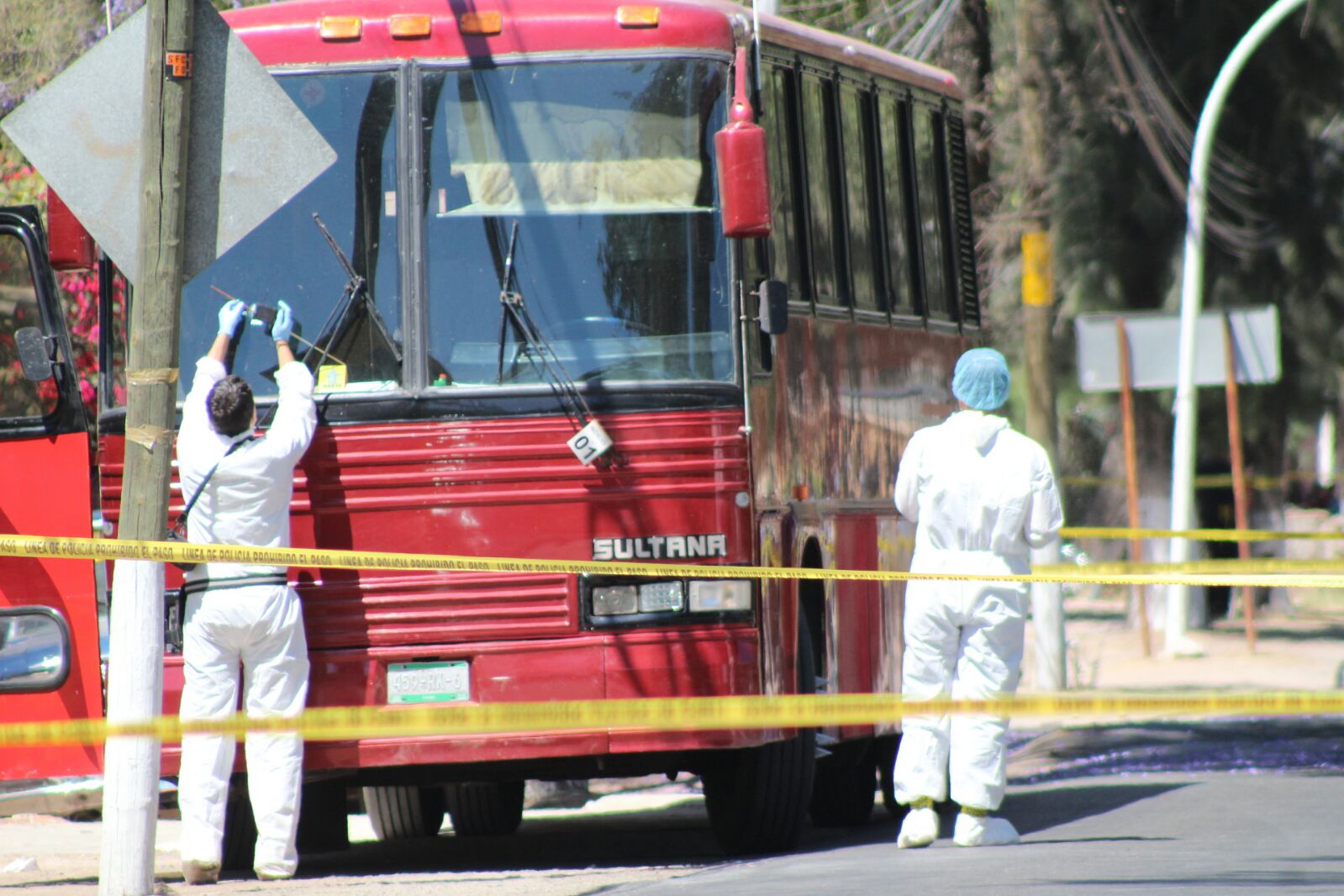 El autobús quedó daño ante los impactos de bala. 