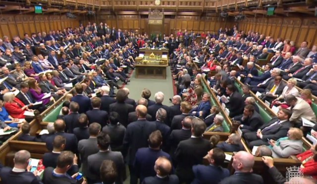 May necesitaba el apoyo de al menos dos tercios de los 650 diputados y lo consiguió sobradamente: 522 aprobaron el adelanto de los comicios.
