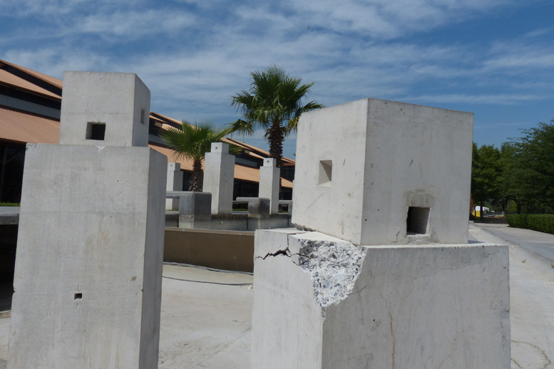 Las piezas son cubos de concreto, los cuales están seriados, como parte del proyecto propuesto por el reconocido escultor inglés.