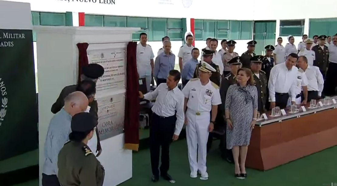 El presidente Peña Nieto develó la placa inaugural del Hospital Militar Regional de Especialidades en Monterrey.