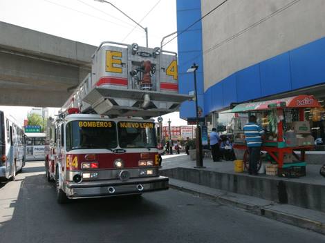 Al lugar acudieron elementos del departamento de bomberos de Nuevo León, al igual que de Protección Civil. 