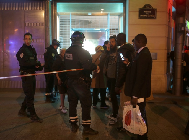 El autor del tiroteo en París se dirigió a los policías para atacarlos.