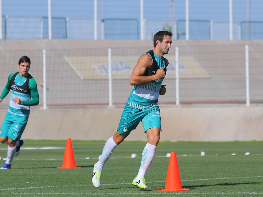 Carlos Izquierdoz, Capitán de Santos Laguna, destacó la peligrosidad de Oribe Peralta.