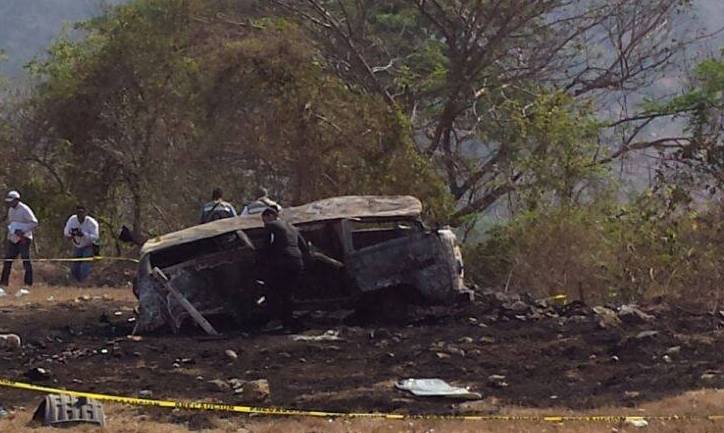 Debido al choque, la combi quedó completamente calcinada a la orilla de la Autopista del Sol.