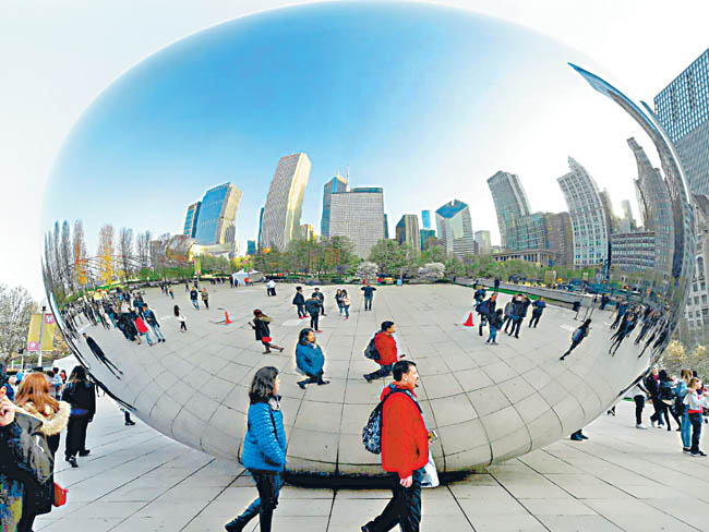 El gran espejo panorámico que refleja Chicago genera una atracción inusitada. 