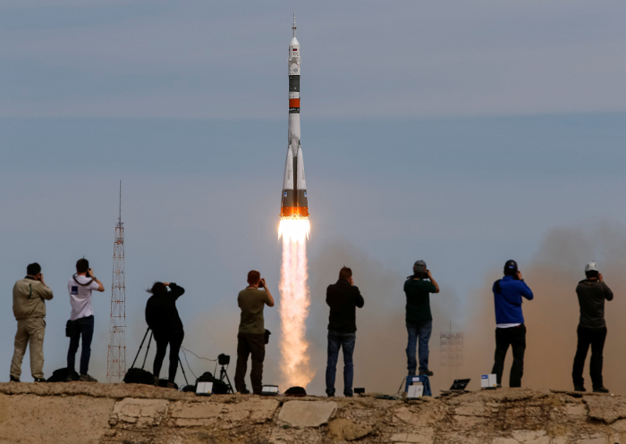 Fotógrafos toman fotos de la nave espacial Soyuz MS-04 que transporta a la tripulación a la Estación Espacial Internacional desde la plataforma de lan