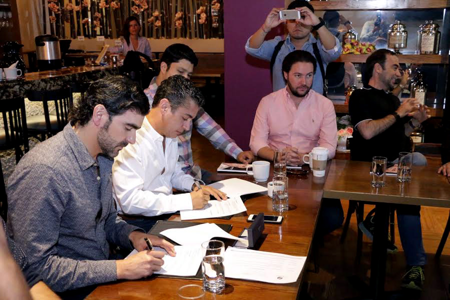 Miguel Mery candidato del PRI a la alcaldía de Torreón con integrantes de Canirac.