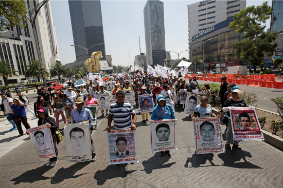 Los padres de los 43 normalistas marcharon este jueves en la Ciudad de México.