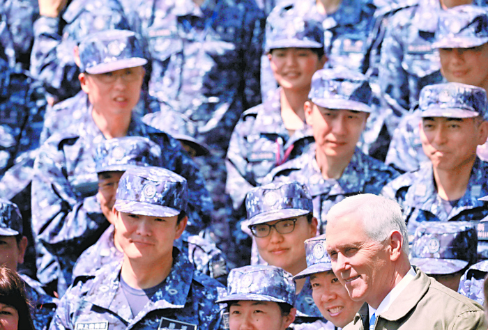El vicepresidente Mike Pence, en el portaaviones US Donald Reagan en la base naval japonesa de Yokosuka.