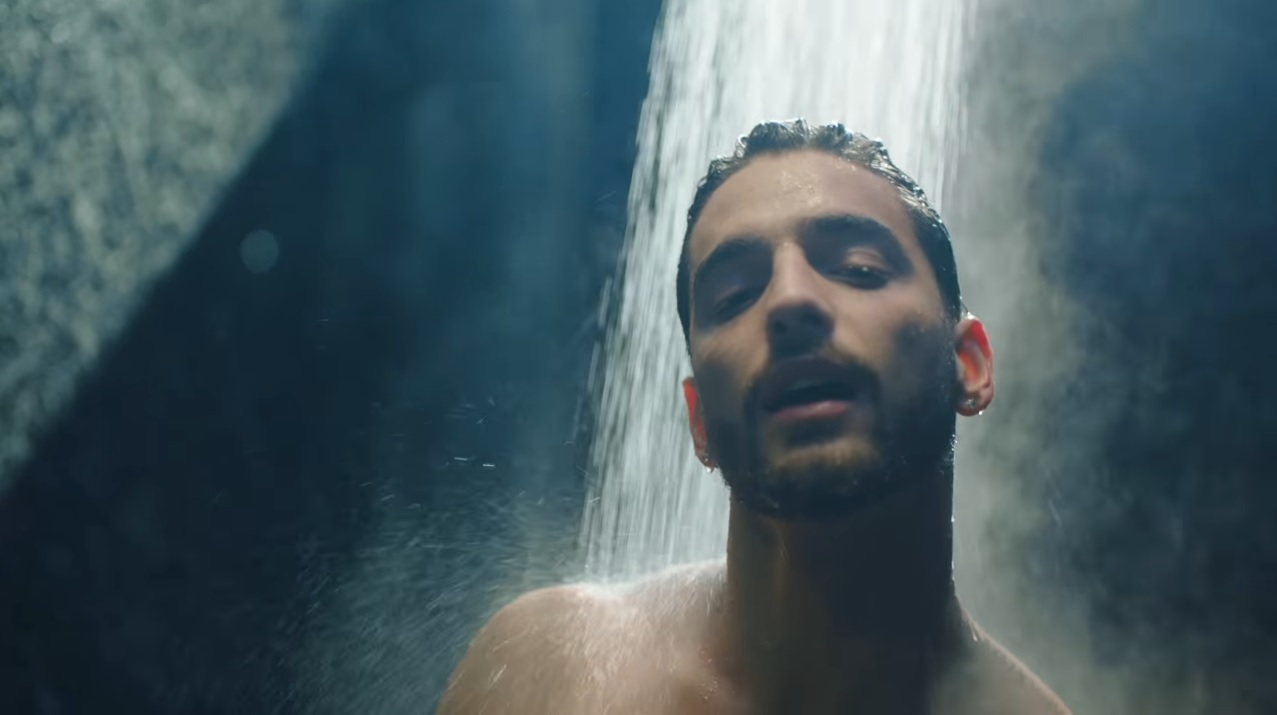 El cantante acompañó su estreno con un video.