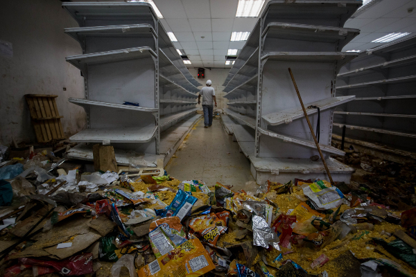  Vista general de una tienda de abasto que fue saqueada anoche en Caracas.