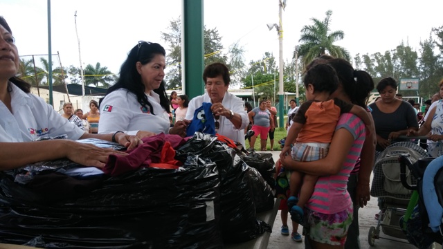 La alcaldesa Magdalena Peraza Guerra, entregando apoyo a sectores vulnerables