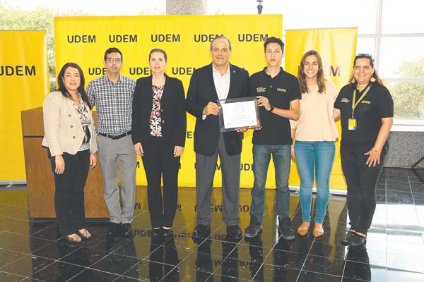 El rector, personal académico y alumnos de la institución.