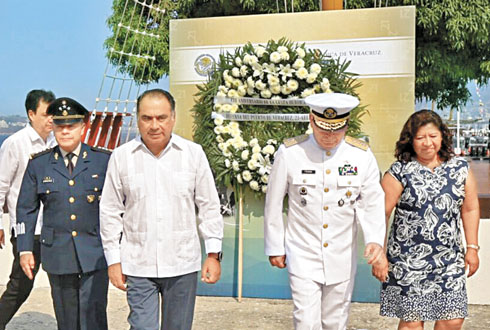 El gobernador conmemoró el aniversario de la defensa naval de Veracruz.