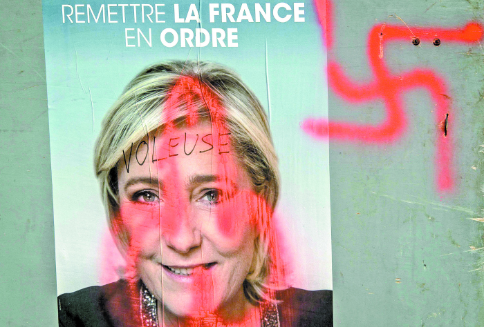 La aspirante Marine Le Pen, ridiculizada en su propio cartel.