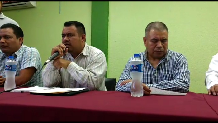 Mario Olvera, profesor acusado de delincuencia organizada, fue acompañado por el líder de la sección 22 de la CNTE, Eloy Hernández López.