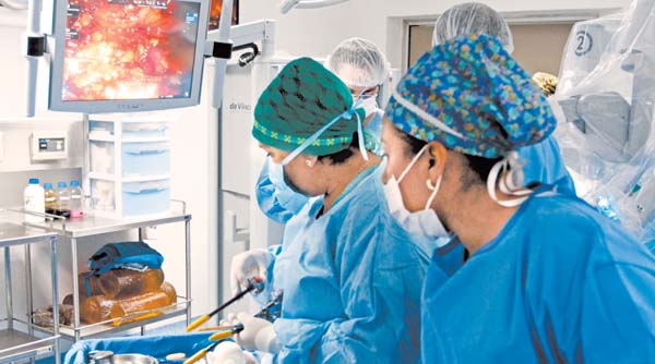 Médicos utilizan el mecanismo durante el proceso quirúrgico.