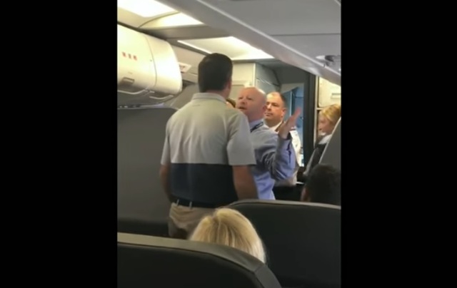 El pasajero defendió a una mujer con un bebé, a lo que el asistente del vuelo de American Arlines respondió con agresividad.