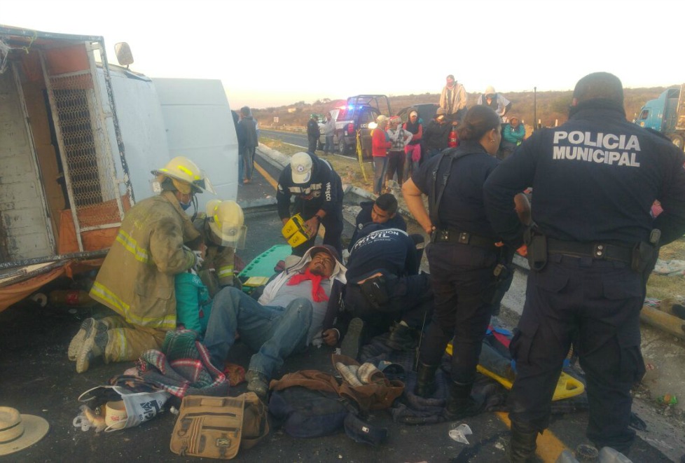 Al punto se trasladaron ambulancias de diferentes corporaciones para brindar atención a los lesionados.