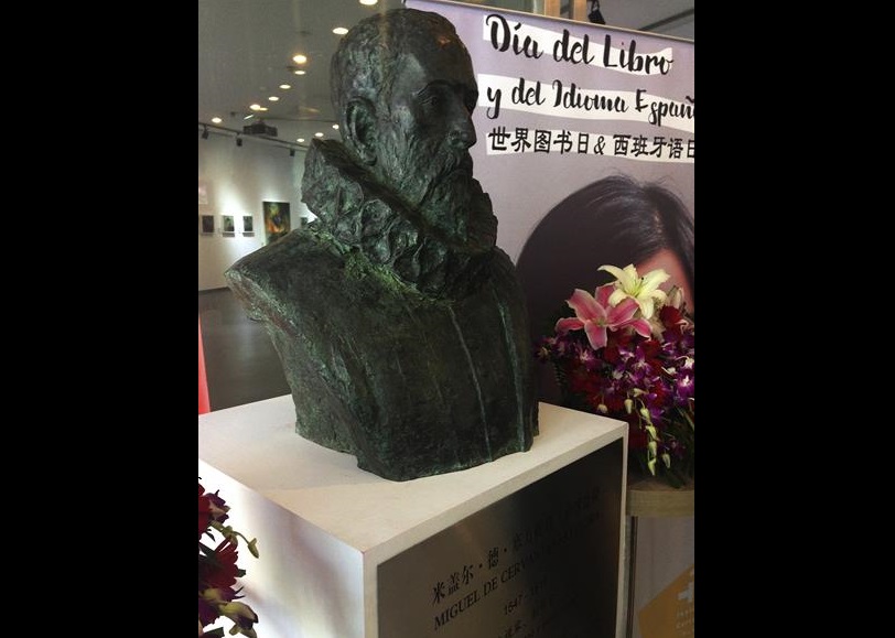 Yuan Xikun develó el busto junto al embajador español en China, Manuel Valencia.