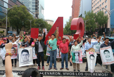 Con el apoyo de integrantes de otras organizaciones, padres y otros familiares de los 43 desaparecidos por el caso Iguala protestaron en Reforma y Buc