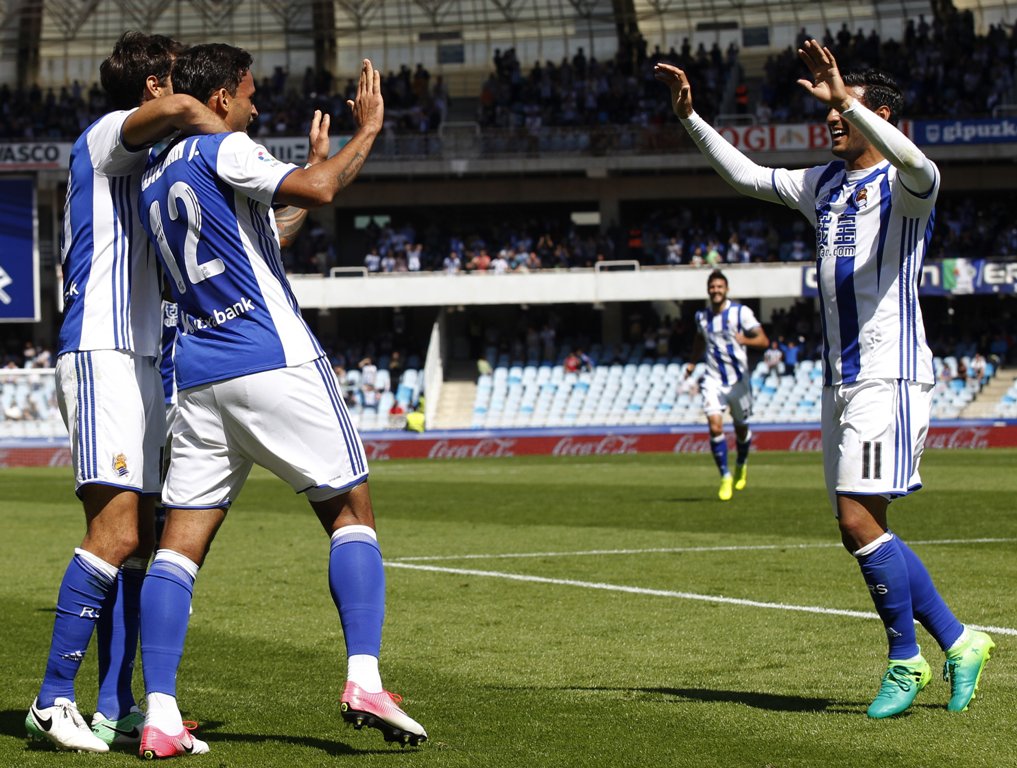 Carlos Vela festeja con sus compañeros el gol de la Real Sociedad.