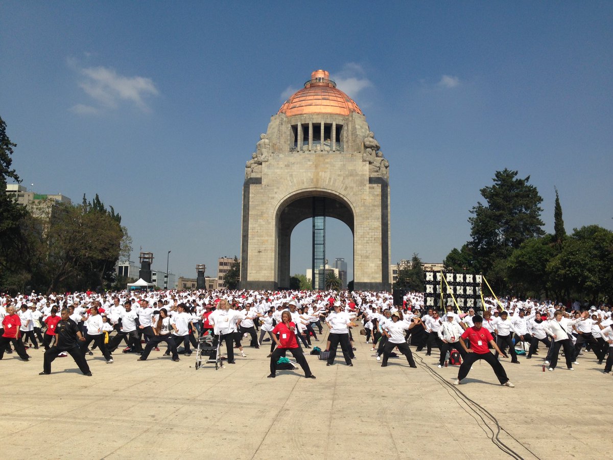 Clase de Tai Chi en el Monumento a la Revolución