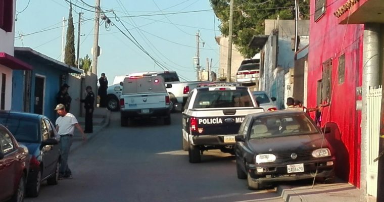 El cuerpo del agente quedó en la camioneta y su esposa fue trasladada a un hospital.