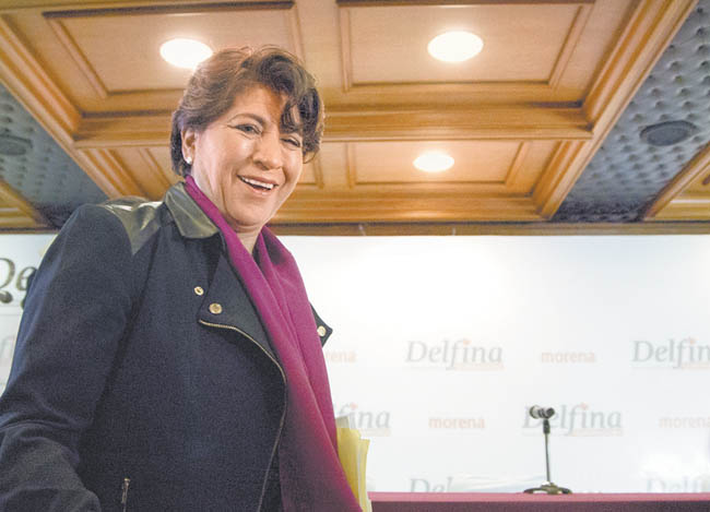 Delfina Gómez Álvarez a su llegada a una conferencia en la Ciudad de México. 