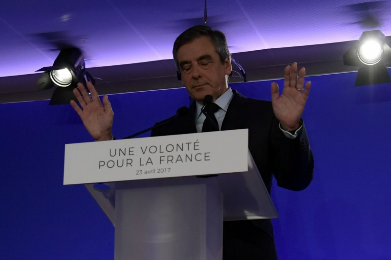 Fillon aludió al escándalo de empleos presuntamente ficticios que salpicaron su campaña. 