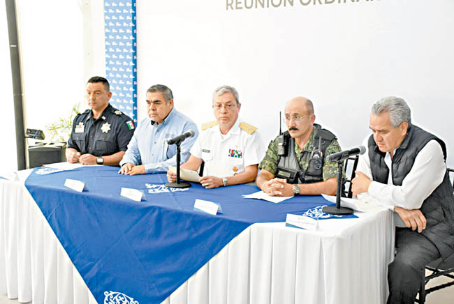 Francisco Pérez Rico, comandante de la Primera Zona Naval (centro), y funcionarios de seguridad en conferencia. 