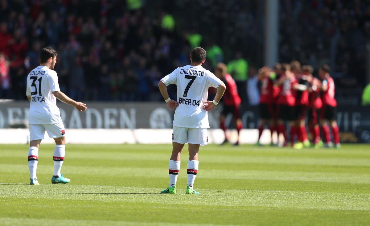 Javier 'Chicharito' Hernández se lamenta tras una anotación del Friburgo