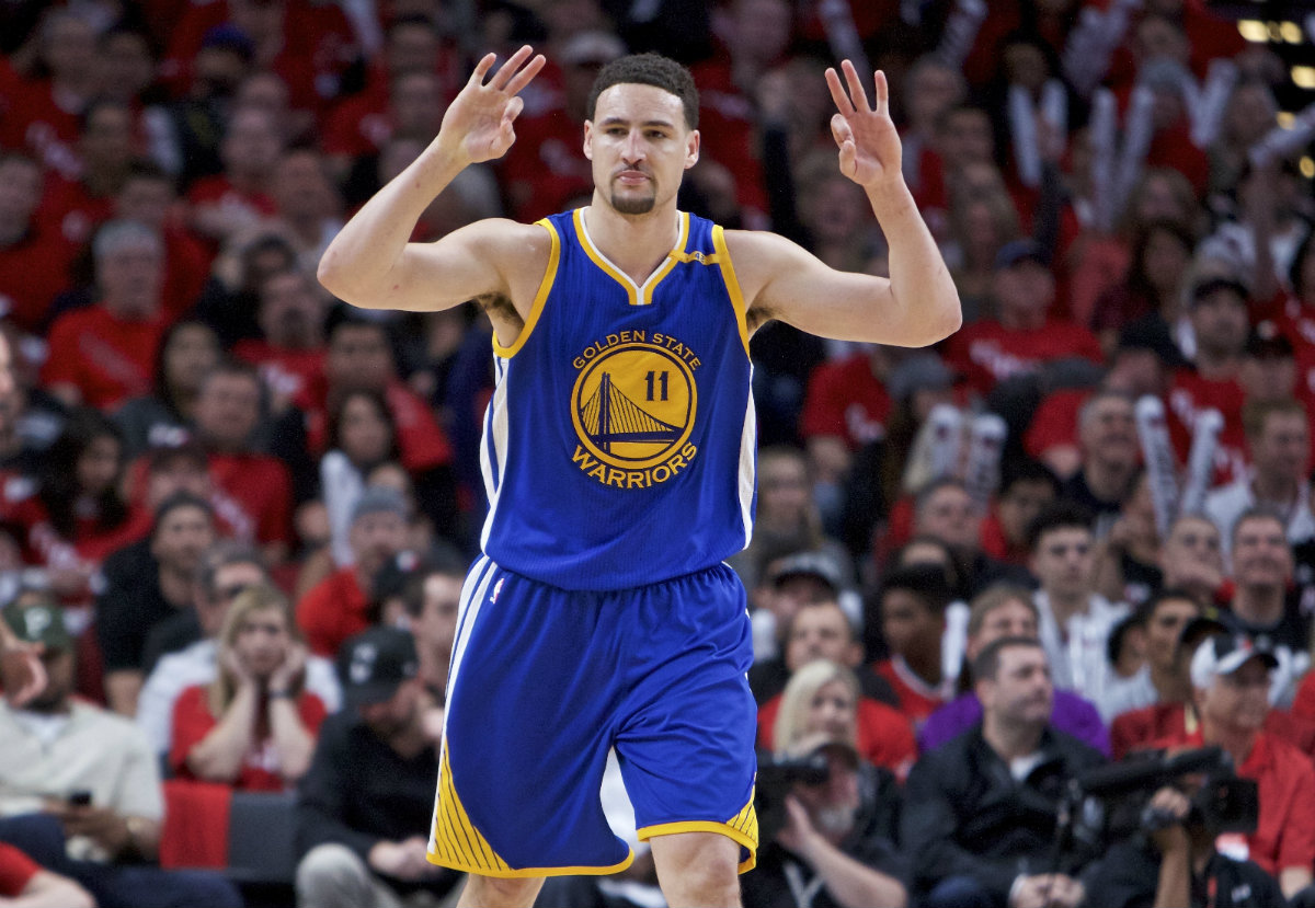 Klay Thompson celebra tras anotar un triple con el Golden State