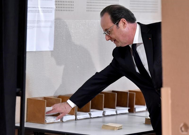 El presidente francés, Francois Hollande, se alista para realizar su votar en un centro electoral en Tulle.