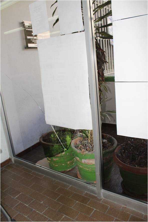 Se hicieron daños en un cristal. 