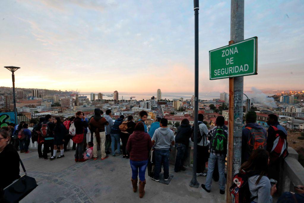Chilenos se concentran en una zona de seguridad debido al fuerte sismo.