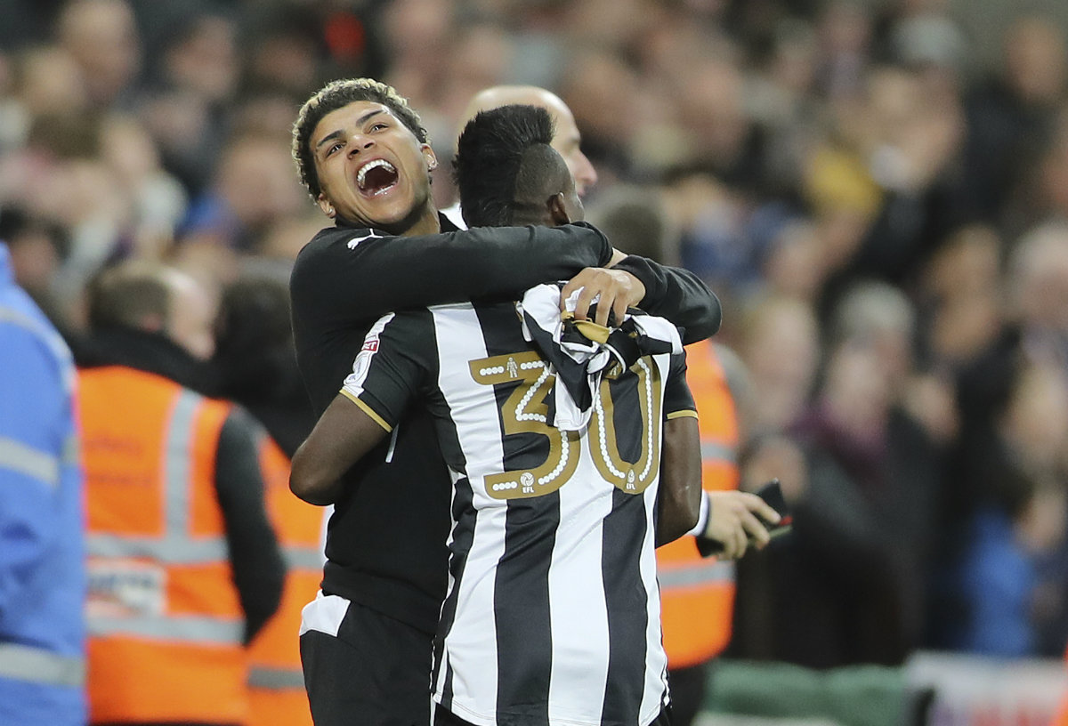 Christian Atsu celebra con sus compañeros el ascenso del Newcastle United a la Premier League
