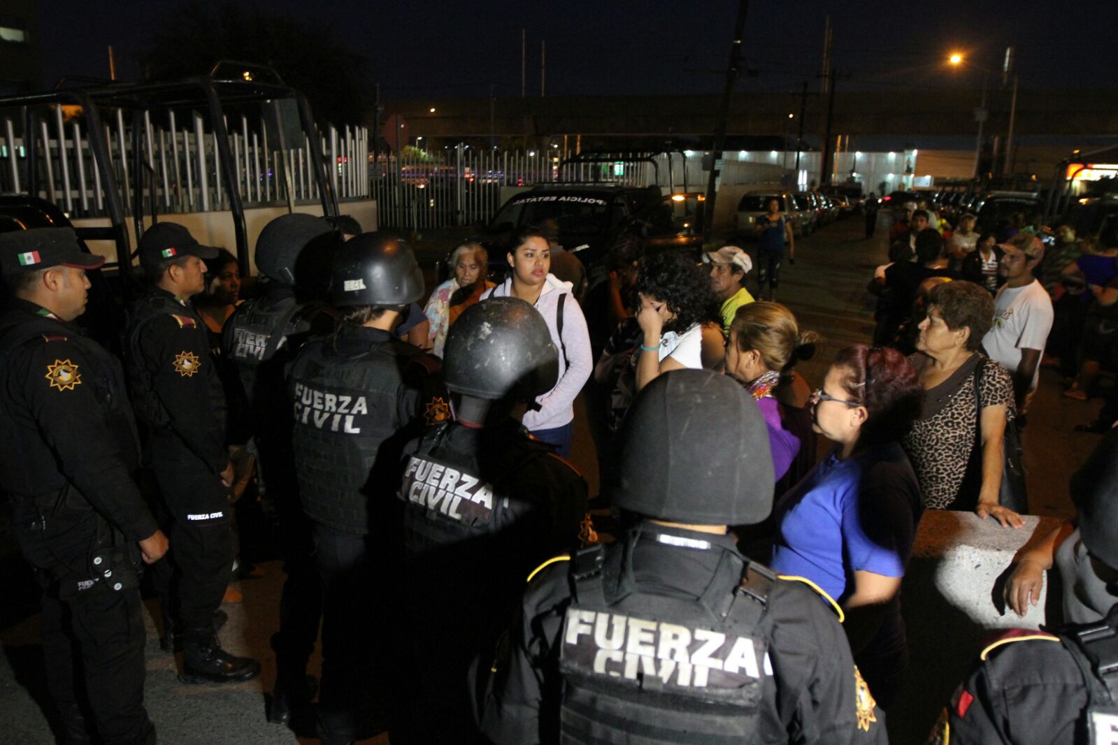 Elementos de Fuerza Civil y Policía Ministerial acudieron a las instalaciones del penal del Topo Chico tras registrarse las supuestas detonaciones.