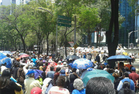 Frente a la PGR, en Paseo de la Reforma, se manifiestan integrantes de la Asamblea Nacional de Usuarios de Energía Eléctrica, en apoyo a la protesta d
