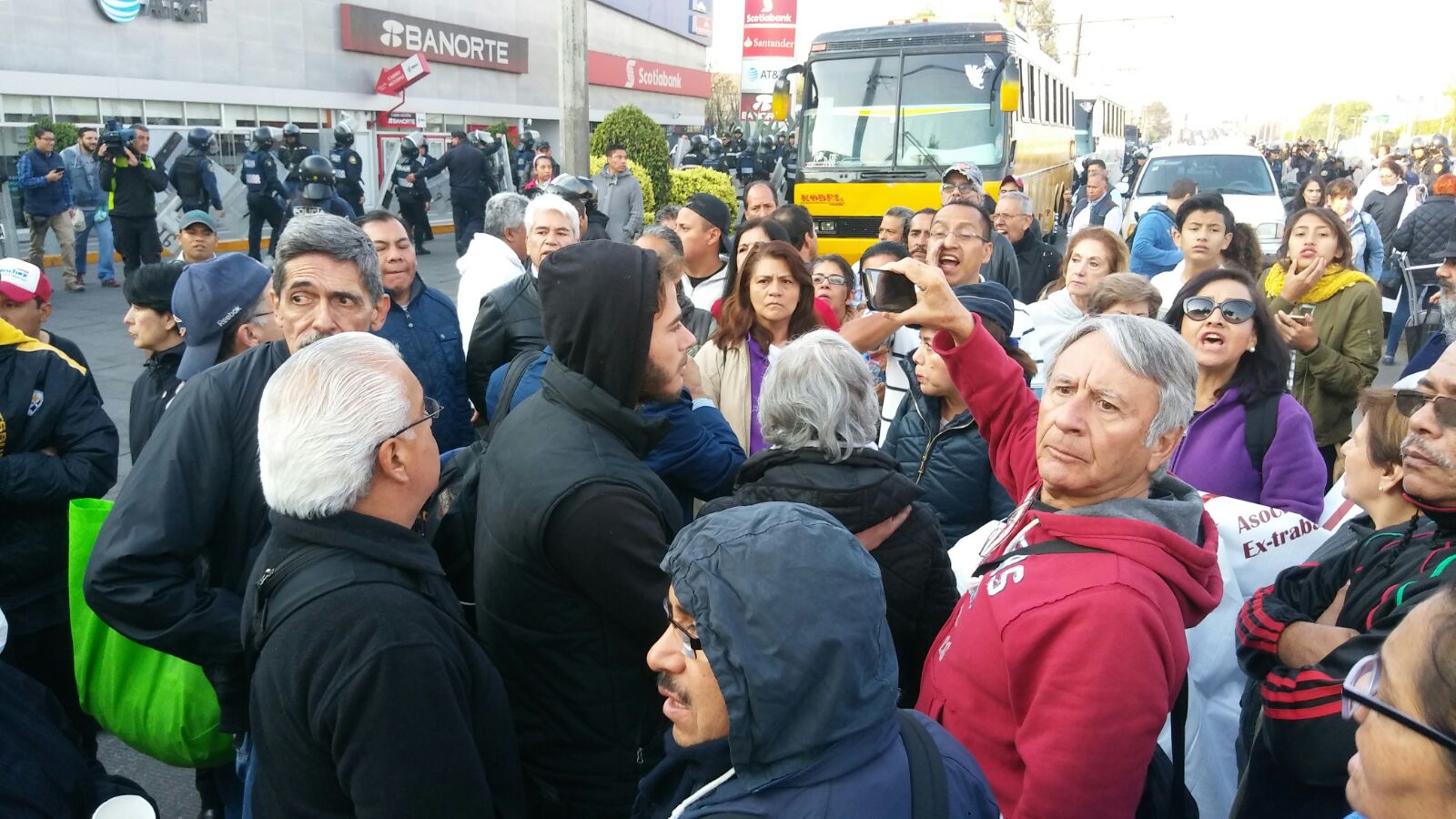 Manifestantes de Mexicana bloquean Circuito Interior
